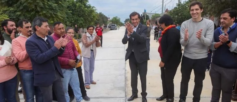 El Gobernador presento obra de pavimentación
